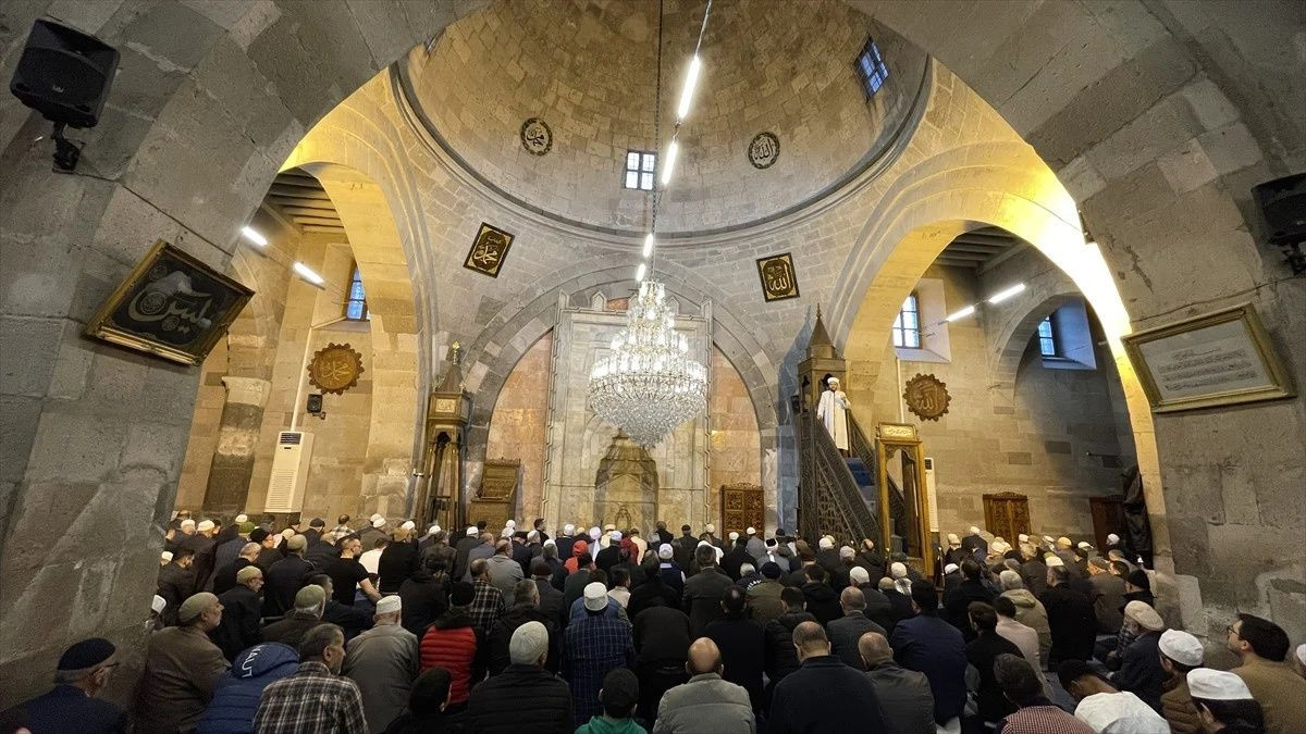 Ramazan Bayramı, Türkiye'nin her köşesinde coşkuyla karşılandı: Milyonlar camilerde buluştu... - Sayfa 20