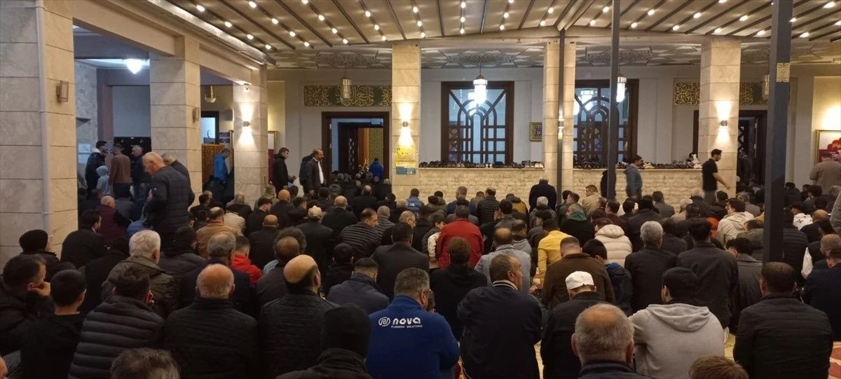 Ramazan Bayramı, Türkiye'nin her köşesinde coşkuyla karşılandı: Milyonlar camilerde buluştu... - Sayfa 15