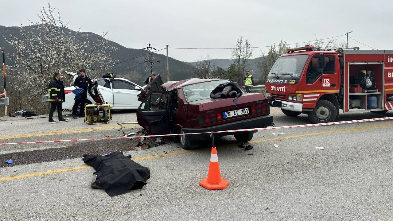 Kastamonu'u Küre'de Ramazan Bayramı'nın son günü feci kaza: 3 ölü, 2'si ağır 4 yaralı - Sayfa 1