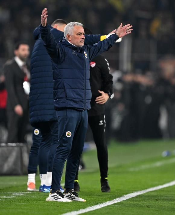 "Jose Mourinho rezil rüsva oldu! Hiçbir derbi galibiyeti yok, Avrupa'da son sırada şansa çıktı, oyuncular geri gitti! Fenerbahçe'ye ne katkısı var bu adamın?" - Sayfa 5