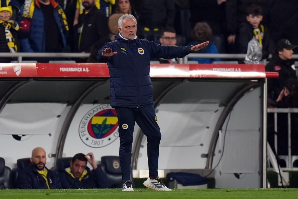 "Jose Mourinho rezil rüsva oldu! Hiçbir derbi galibiyeti yok, Avrupa'da son sırada şansa çıktı, oyuncular geri gitti! Fenerbahçe'ye ne katkısı var bu adamın?" - Sayfa 2