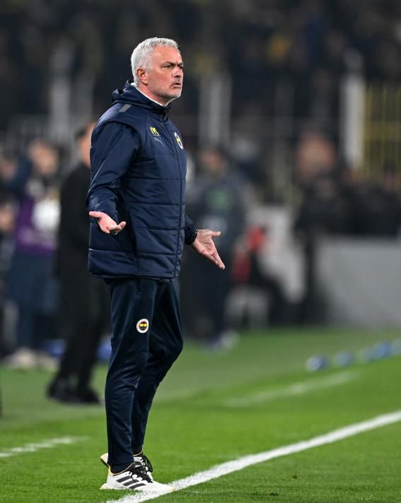 "Jose Mourinho rezil rüsva oldu! Hiçbir derbi galibiyeti yok, Avrupa'da son sırada şansa çıktı, oyuncular geri gitti! Fenerbahçe'ye ne katkısı var bu adamın?" - Sayfa 7