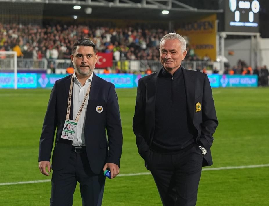 "Jose Mourinho rezil rüsva oldu! Hiçbir derbi galibiyeti yok, Avrupa'da son sırada şansa çıktı, oyuncular geri gitti! Fenerbahçe'ye ne katkısı var bu adamın?" - Sayfa 9