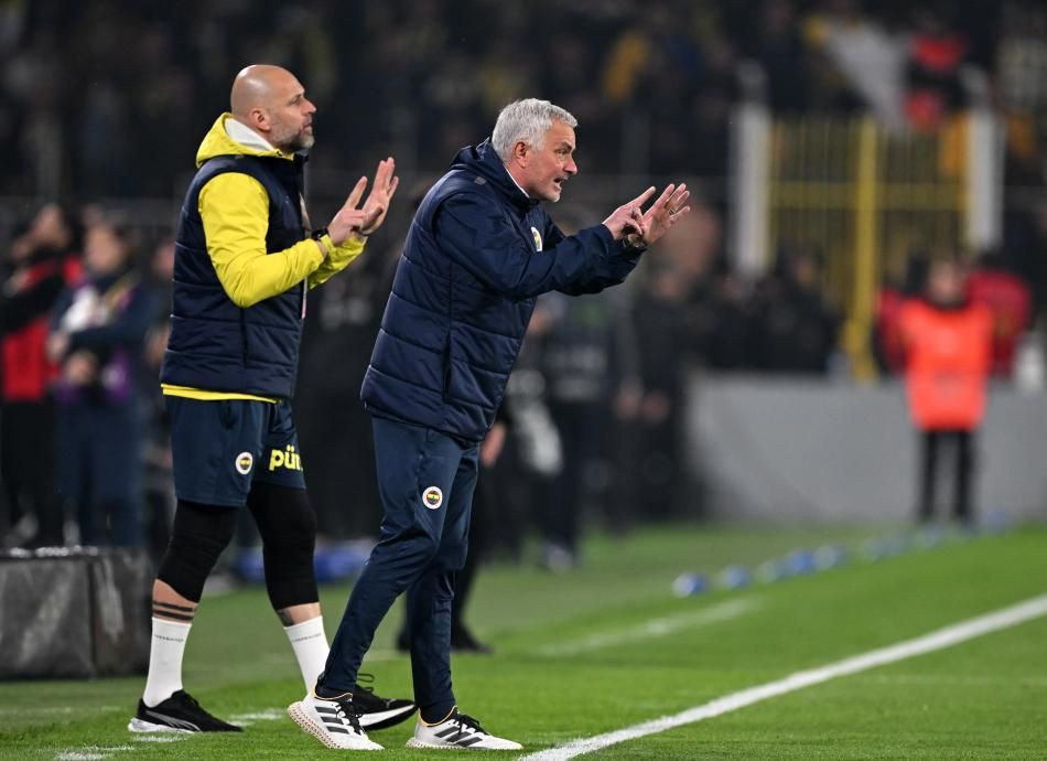 "Jose Mourinho rezil rüsva oldu! Hiçbir derbi galibiyeti yok, Avrupa'da son sırada şansa çıktı, oyuncular geri gitti! Fenerbahçe'ye ne katkısı var bu adamın?" - Sayfa 6