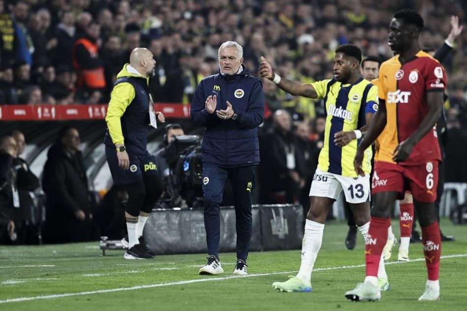 "Jose Mourinho rezil rüsva oldu! Hiçbir derbi galibiyeti yok, Avrupa'da son sırada şansa çıktı, oyuncular geri gitti! Fenerbahçe'ye ne katkısı var bu adamın?" - Sayfa 3