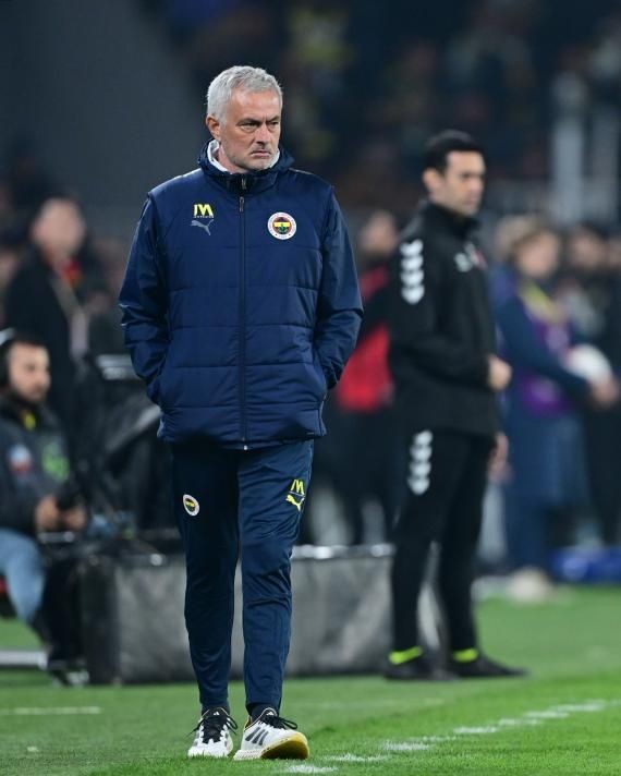 "Jose Mourinho rezil rüsva oldu! Hiçbir derbi galibiyeti yok, Avrupa'da son sırada şansa çıktı, oyuncular geri gitti! Fenerbahçe'ye ne katkısı var bu adamın?" - Sayfa 4