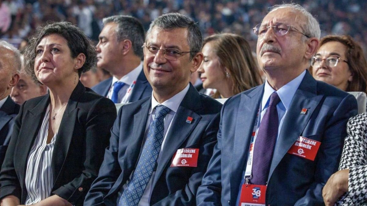 CHP'de olağanüstü kurultay günü! Üçlü düello: Özgür Özel, Ümit Uysal ve Berhan Şimşek genel başkanlık için yarışacak... - Sayfa 1