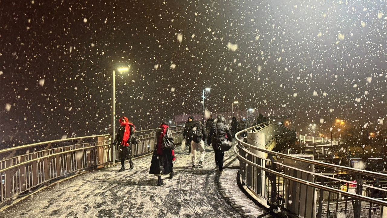 İstanbul'a yeniden kar yağışı geliyor! Sıcaklık sıfırın altına düşecek... Valilik gün vererek uyardı! - Sayfa 1