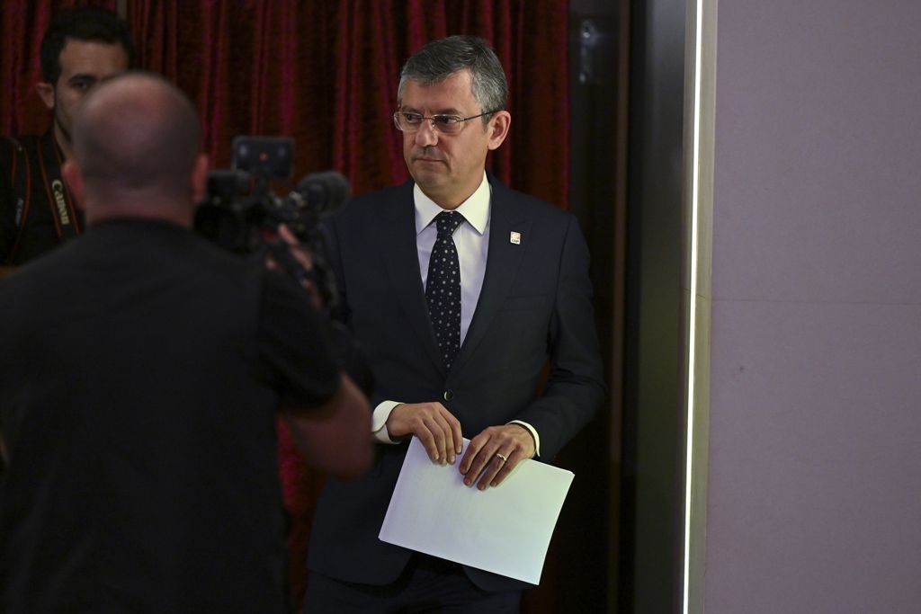 CHP'de olağanüstü kurultay günü! Üçlü düello: Özgür Özel, Ümit Uysal ve Berhan Şimşek genel başkanlık için yarışacak... - Sayfa 4