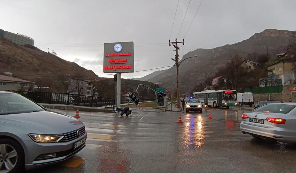Gümüşhane’yi fırtına vurdu: Trafik ışıkları yola yıkıldı - Sayfa 3