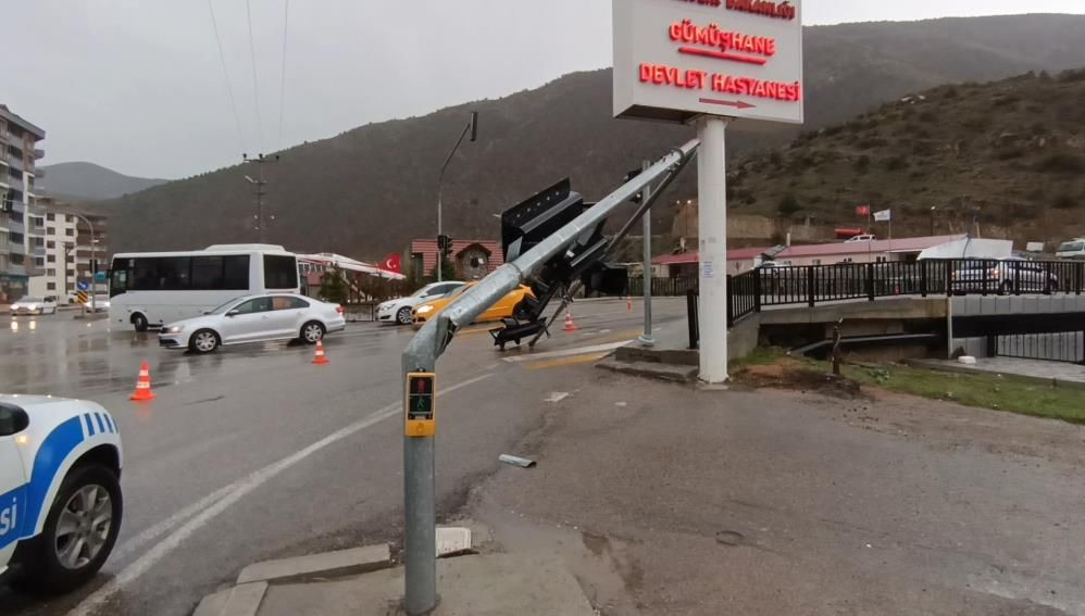 Gümüşhane’yi fırtına vurdu: Trafik ışıkları yola yıkıldı - Sayfa 1