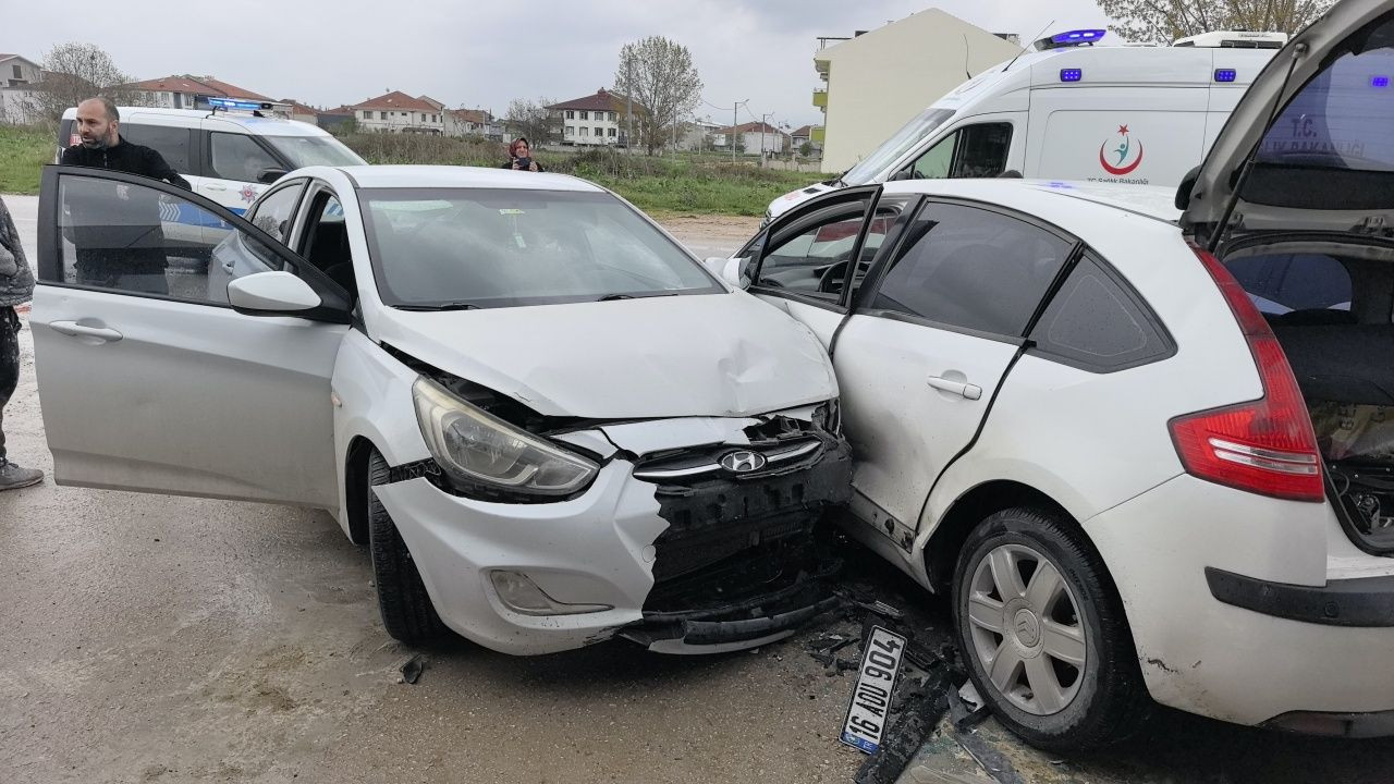 İnegöl’de feci kaza: 5 yaralı! Güvenlik kamerası her şeyi kaydetti - Sayfa 1