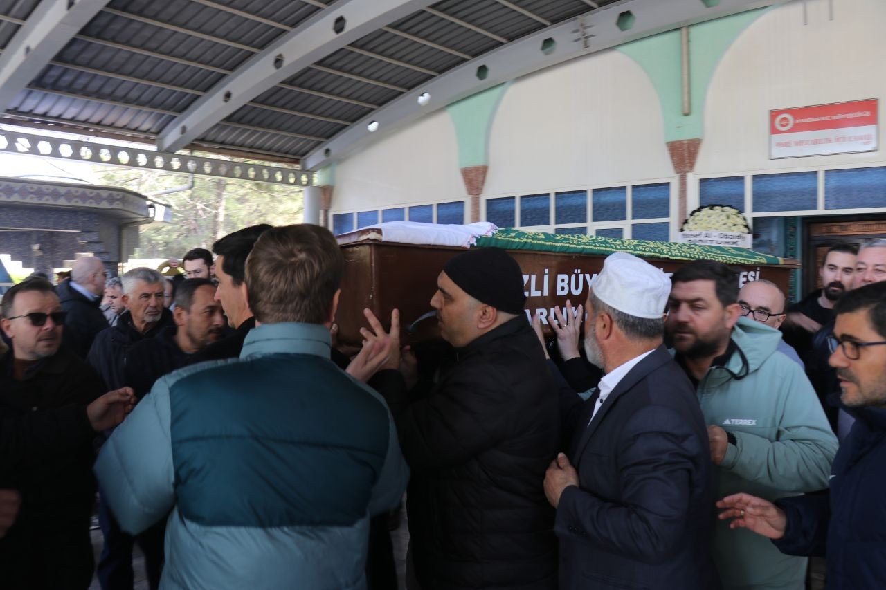 Ersun Yanal'ın annesi Bahriye Yanal memleketi Denizli'de son yolculuğuna uğurlandı - Sayfa 1