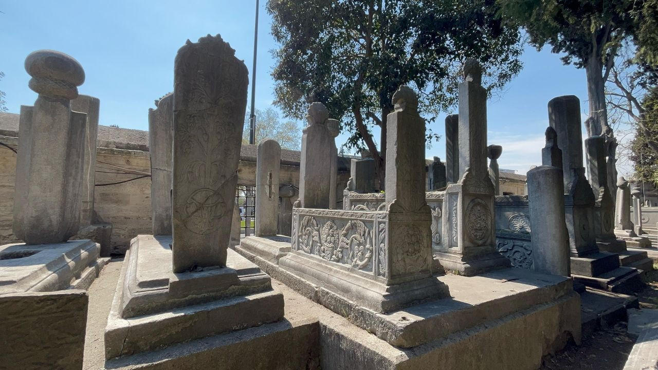 Şehzadebaşı Camii haziresi yaralı bekliyor - Sayfa 1
