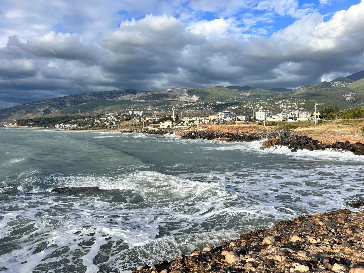 İskenderun’da fırtına şovu: Dev dalgalar sahili dövdü - Sayfa 1