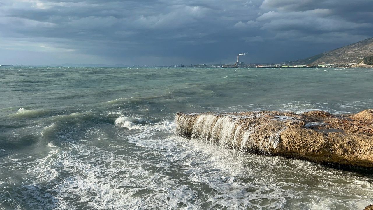 İskenderun’da fırtına şovu: Dev dalgalar sahili dövdü - Sayfa 3