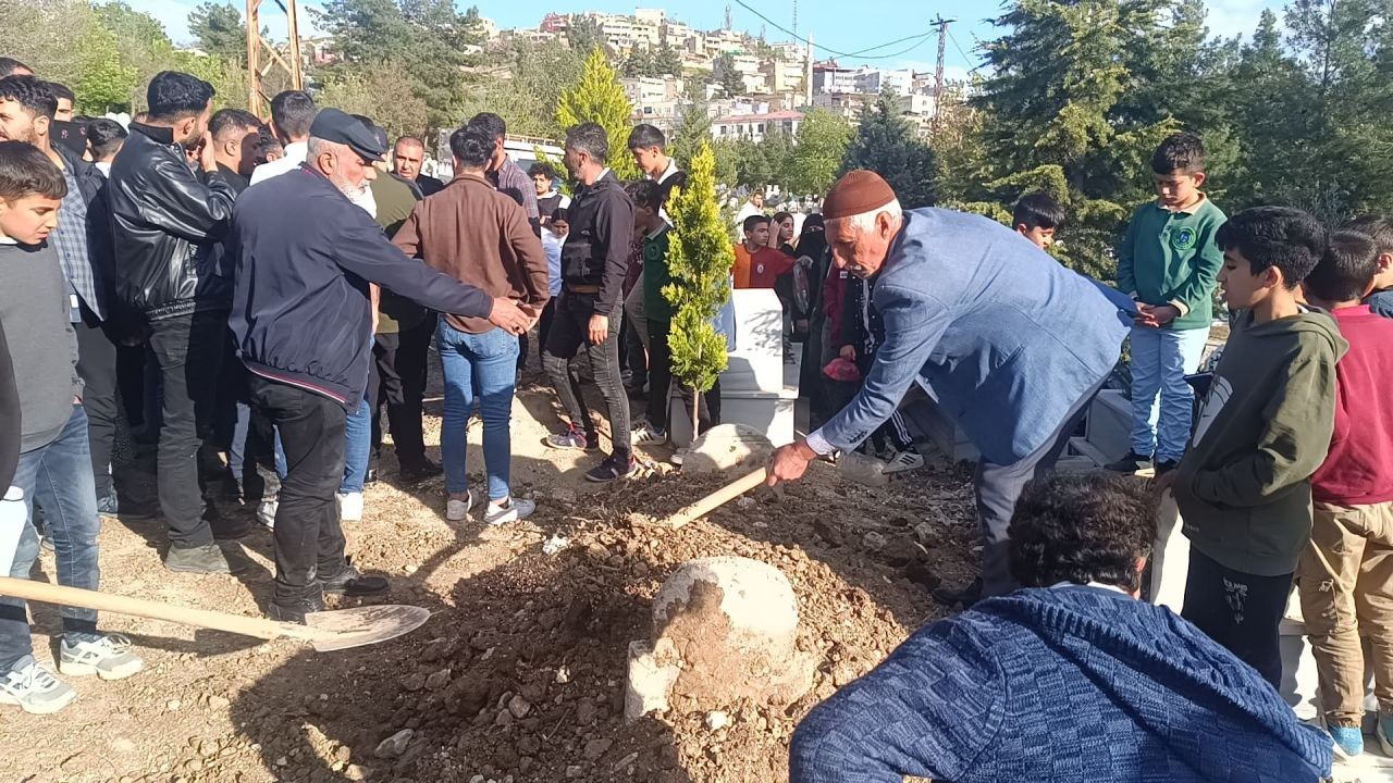 Siirt’te şaşırtan olay: 'Ses geliyor' dendi, dün gömülen kişinin mezarı açıldı! - Sayfa 1