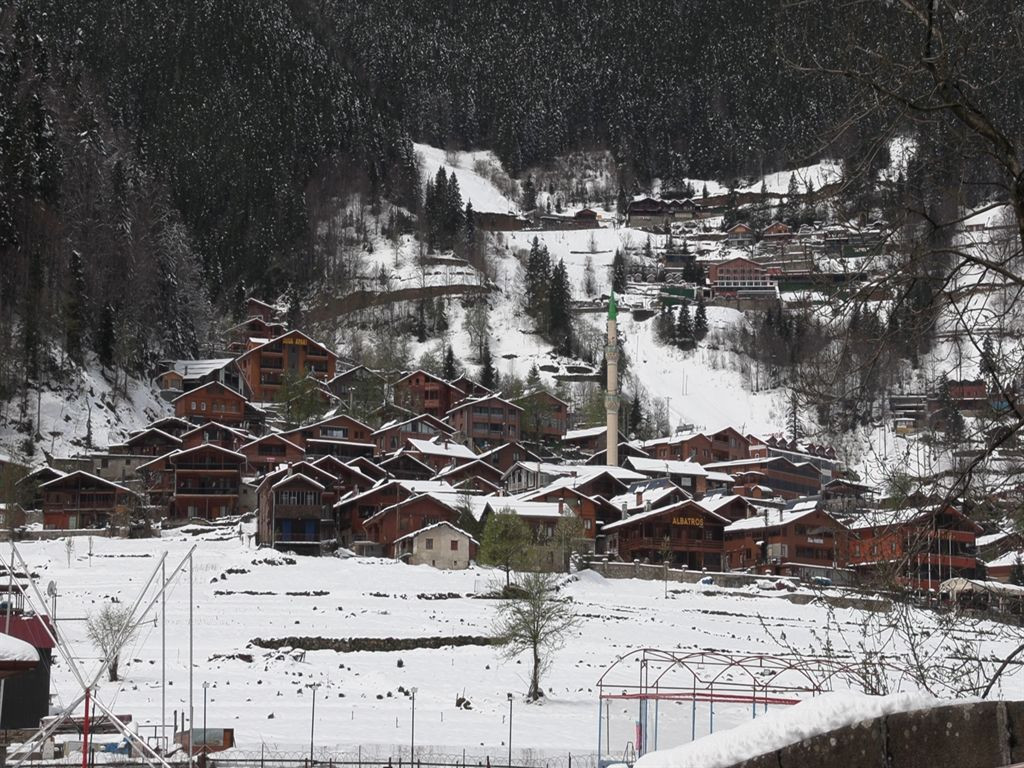 Uzungöl nisan’da beyaz gelinlik giydi: Kar manzarası dronla görüntülendi - Sayfa 4