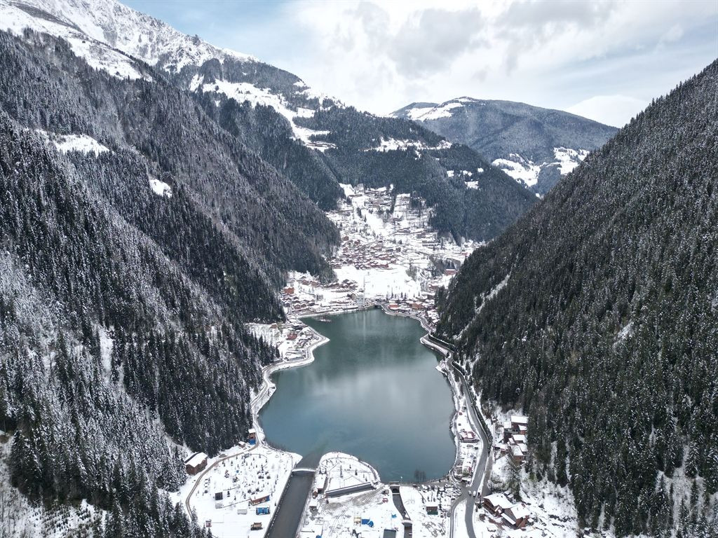 Uzungöl nisan’da beyaz gelinlik giydi: Kar manzarası dronla görüntülendi - Sayfa 1