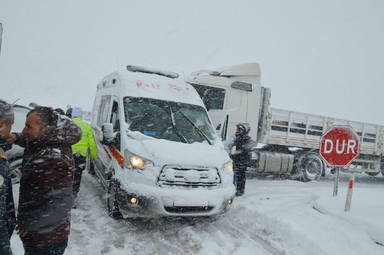 Samsun-Ankara karayolunda kar kaosu! 21 araç birbirine girdi - Sayfa 3