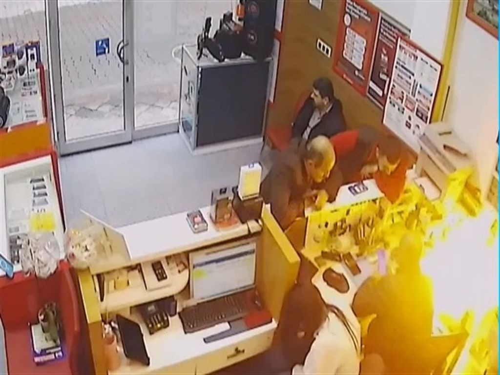 Artvin Borçka’da telefon tamir atölyesinde batarya alev aldı, o anlar kamerada - Sayfa 1