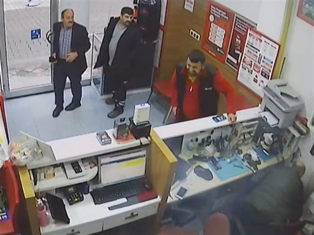 Artvin Borçka’da telefon tamir atölyesinde batarya alev aldı, o anlar kamerada - Sayfa 2