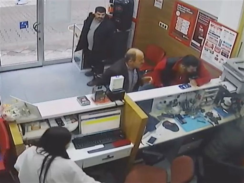 Artvin Borçka’da telefon tamir atölyesinde batarya alev aldı, o anlar kamerada - Sayfa 3