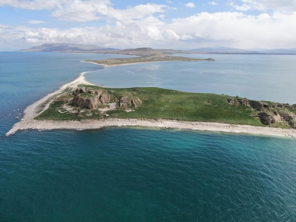 Van Gölü’nde bahar şöleni: Çarpanak Adası badem çiçekleriyle büyülüyor - Sayfa 2