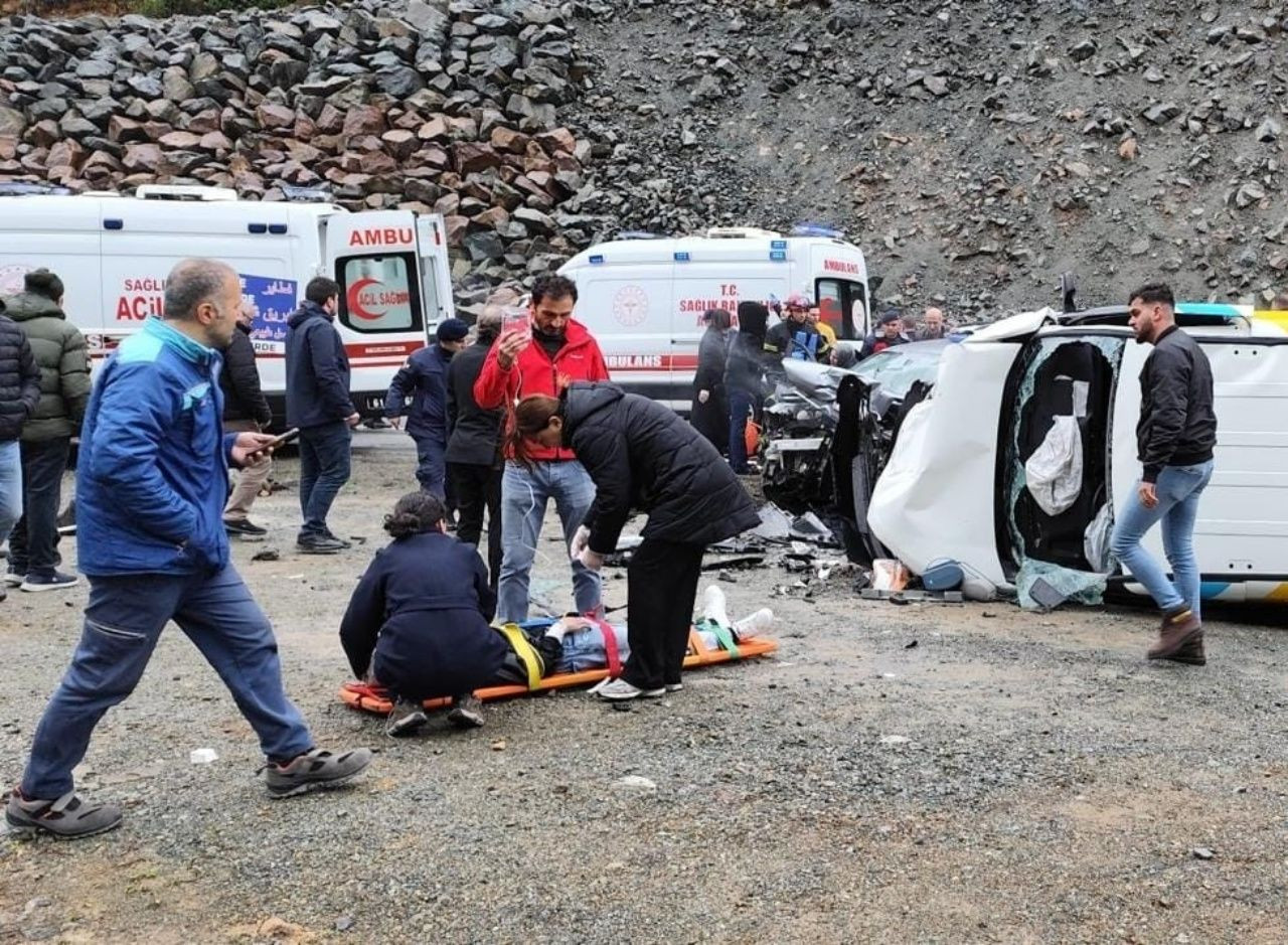 Trabzon’da korkutan kaza: 7 kişi yaralandı, yol trafiğe kapandı - Sayfa 3