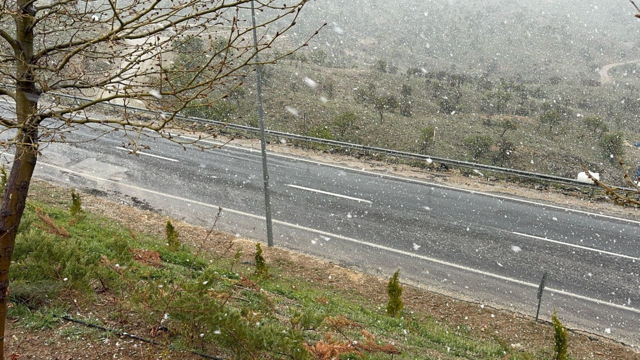 Elazığ'ın doğası beyaza büründü! Yüksek kesimlerinde kar yağışı başladı - Sayfa 1