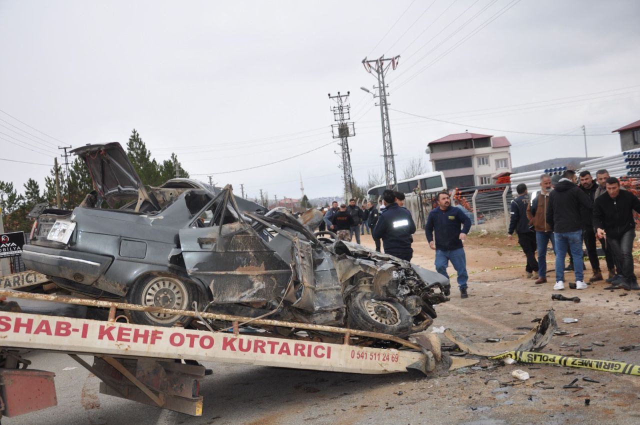 Kahramanmaraş'ta korkunç kaza! Otomobil kağıt gibi ezildi! 3 kişi hayatını kaybetti - Sayfa 1
