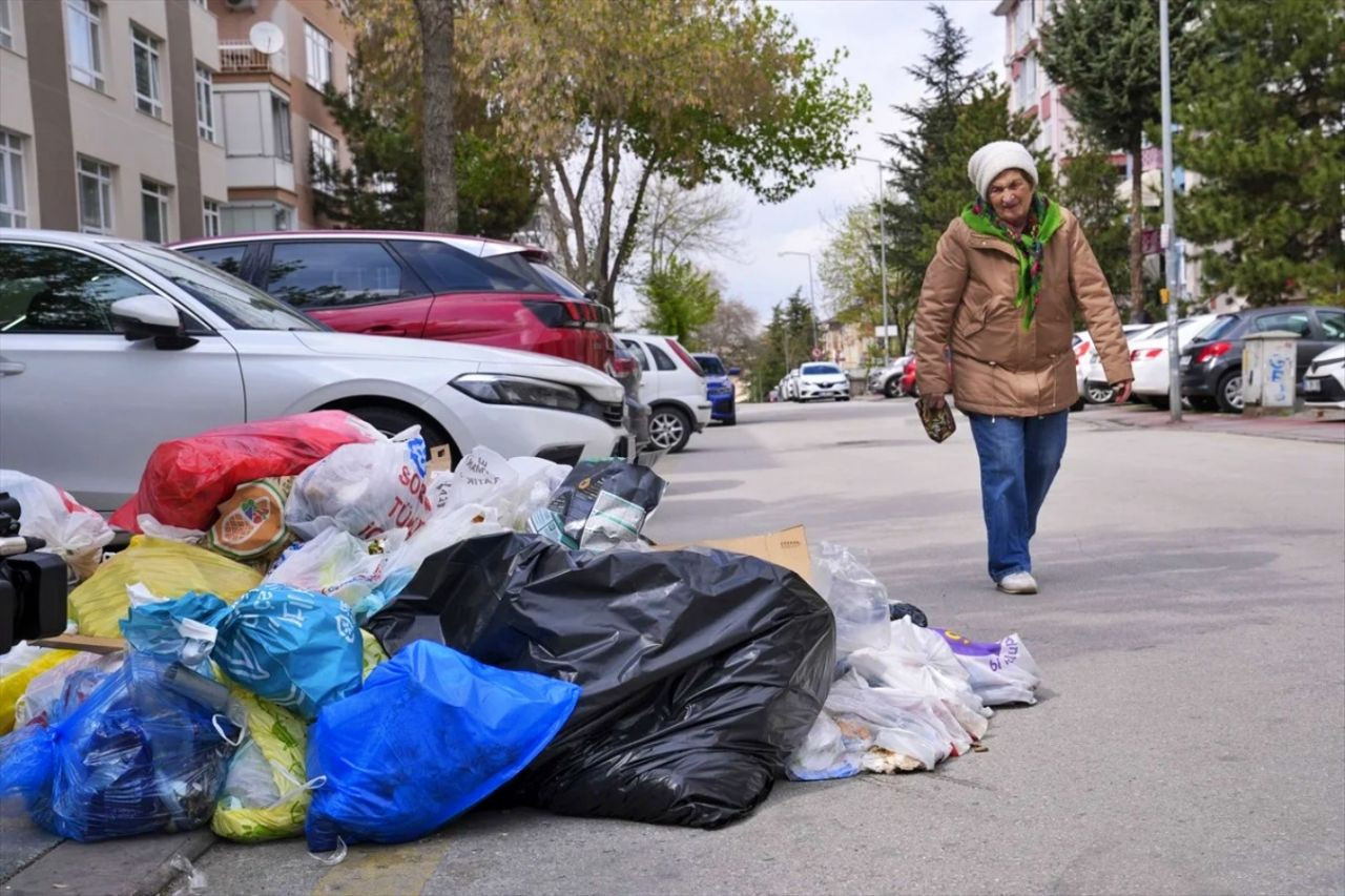CHP'li Çankaya çöp yığınlarıyla boğuşuyor! İşçiler eylemde, sokaklar çöp dağlarına teslim - Sayfa 1