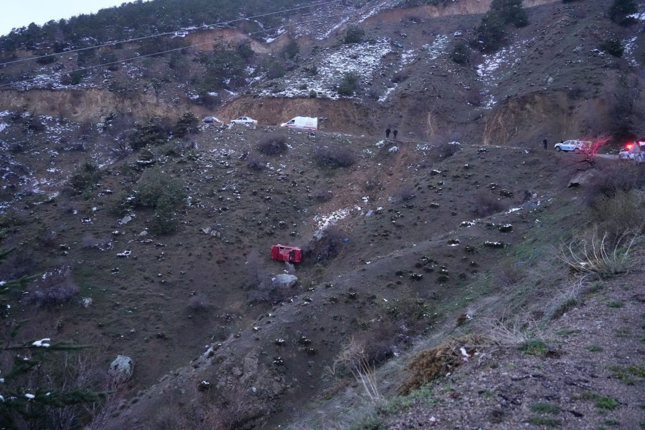 Gümüşhane’de korku dolu kaza! Uçuruma yuvarlanan araçta 3 yaralı - Sayfa 1