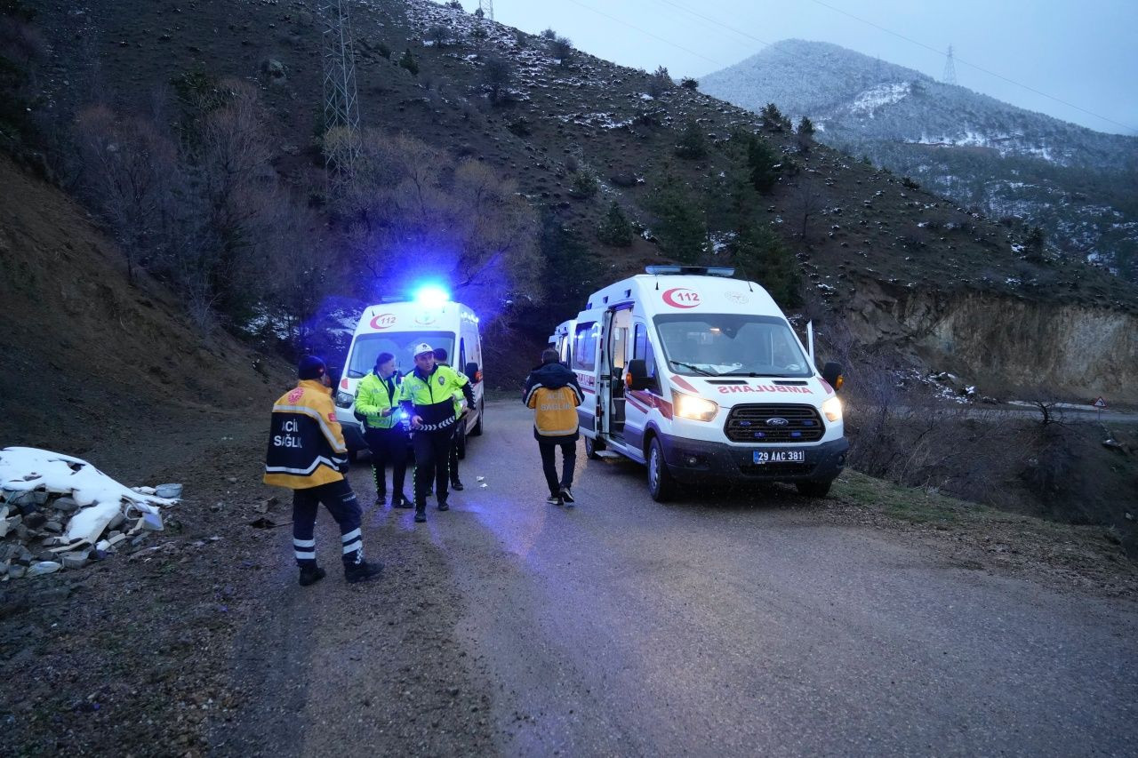 Gümüşhane’de korku dolu kaza! Uçuruma yuvarlanan araçta 3 yaralı - Sayfa 2