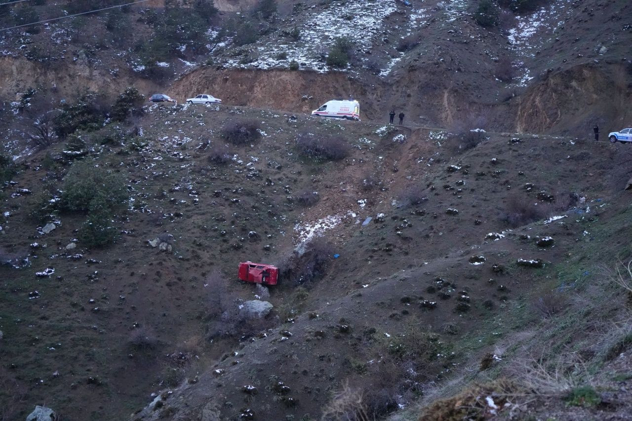 Gümüşhane’de korku dolu kaza! Uçuruma yuvarlanan araçta 3 yaralı - Sayfa 4