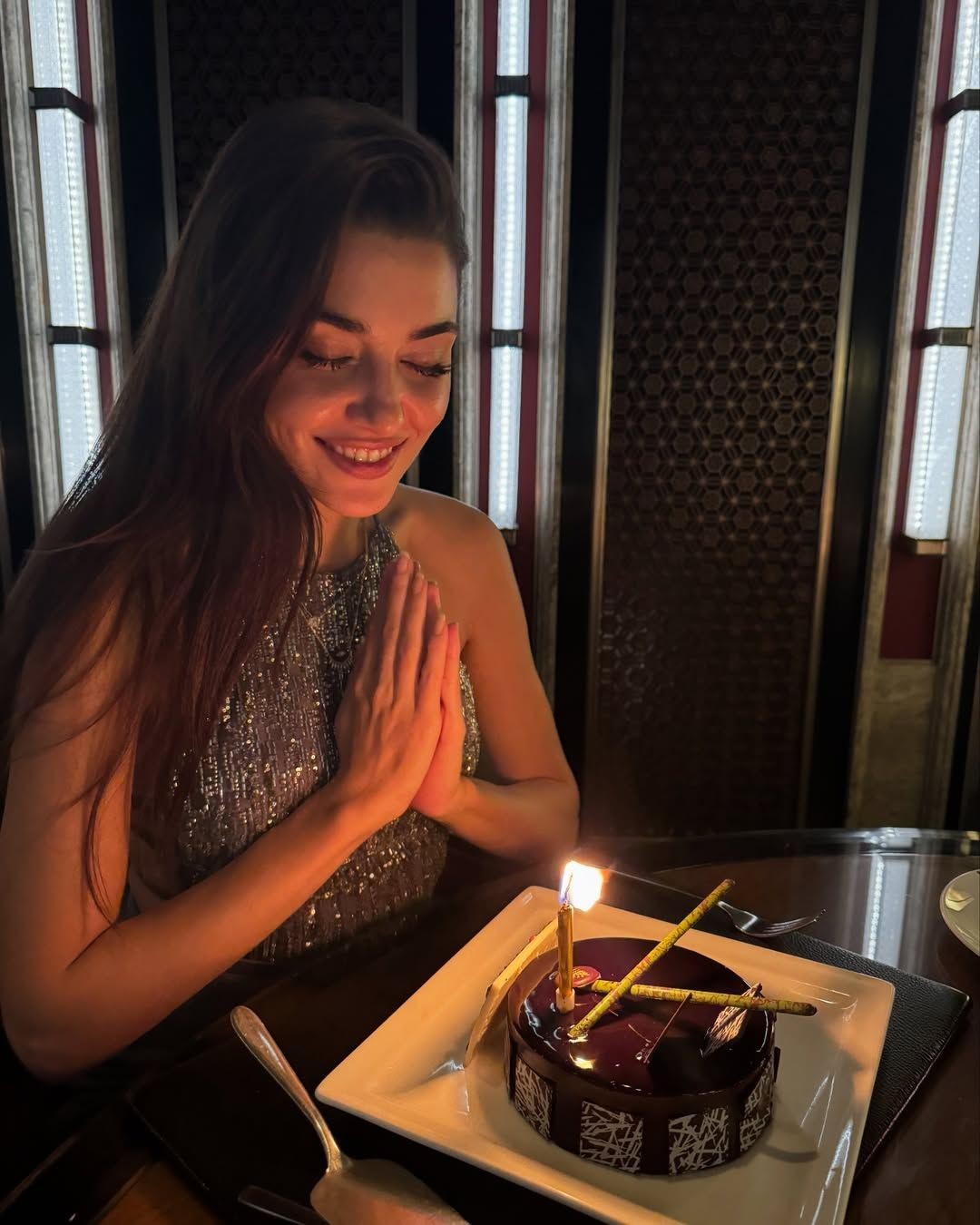 Hande Erçel yeni dizisi için imaj değiştirdi! Saçlarını kısacık kestirdi - Sayfa 4