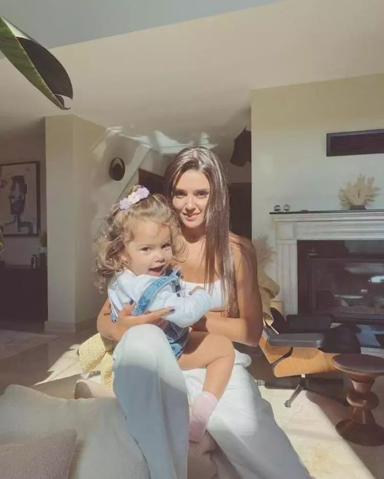 Hande Erçel’in yeğeni operasyon geçirdi: Gamze Erçel’den kızı Mavi’nin sağlık durumu hakkında açıklama - Sayfa 4