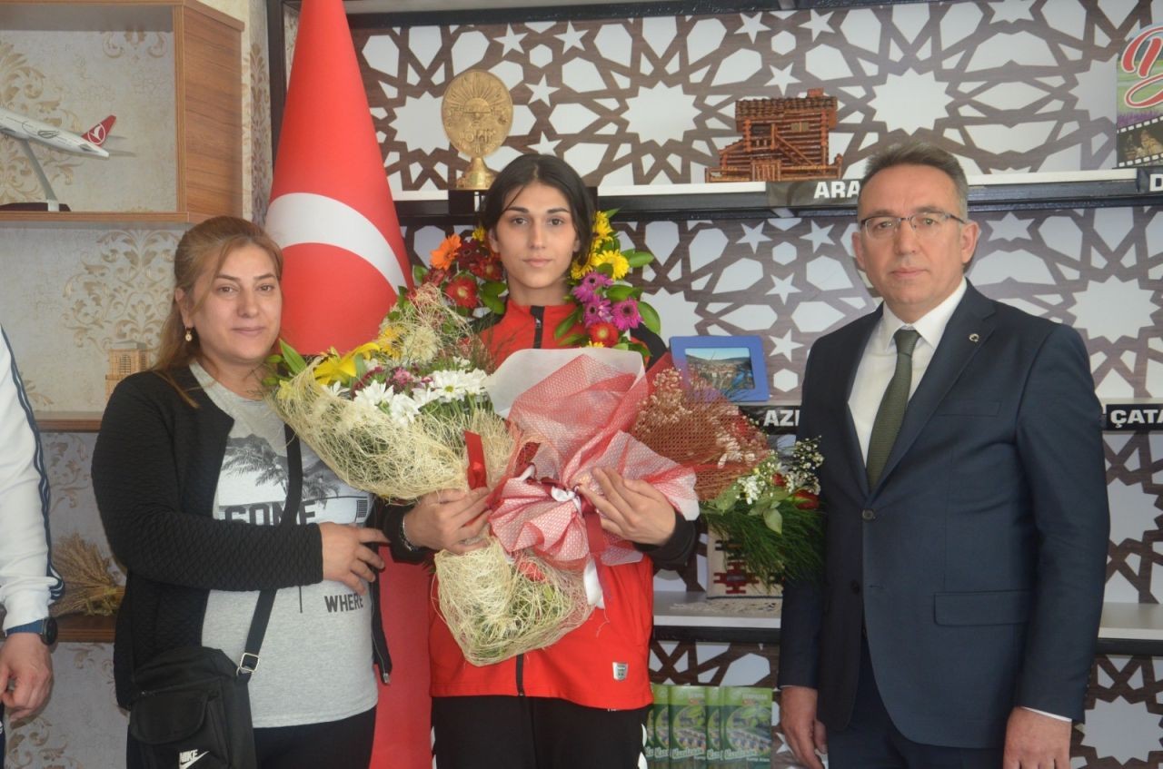 Avrupa şampiyonu milli taekwondocu Evra Alıcı memleketi Kastamonu'da çiçeklerle karşılandı - Sayfa 1