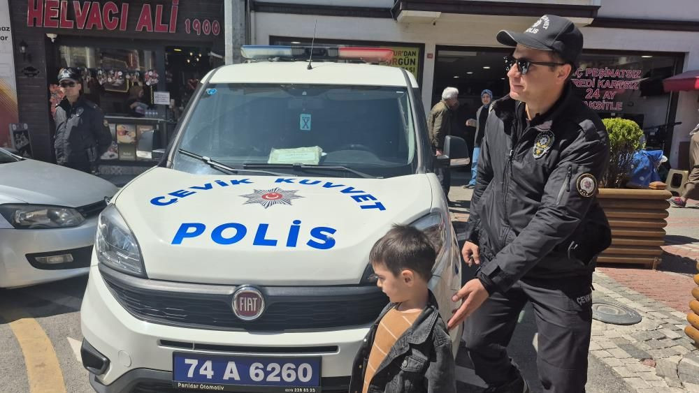 Bartın’da minik Aras’ın polis hayali gerçek oldu: Devriye aracıyla şehir turu attı - Sayfa 2