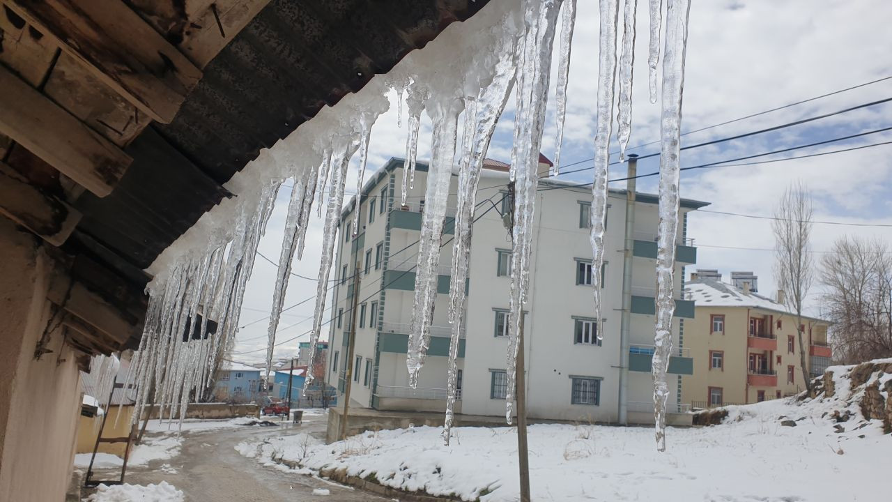 Başkale’de bahar kâbusu: Sıcaklık -5’e düştü, çatılar buzla kaplandı - Sayfa 1
