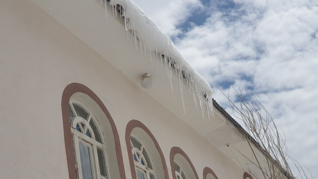 Başkale’de bahar kâbusu: Sıcaklık -5’e düştü, çatılar buzla kaplandı - Sayfa 2