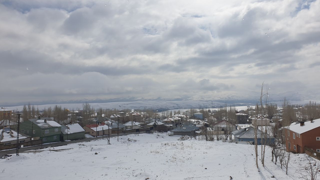 Başkale’de bahar kâbusu: Sıcaklık -5’e düştü, çatılar buzla kaplandı - Sayfa 3