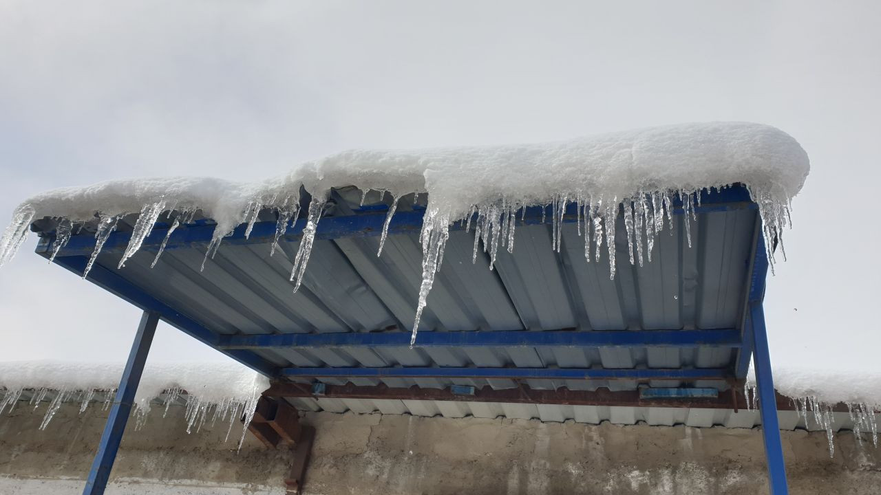 Başkale’de bahar kâbusu: Sıcaklık -5’e düştü, çatılar buzla kaplandı - Sayfa 4