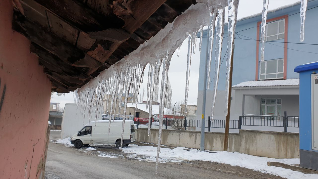 Başkale’de bahar kâbusu: Sıcaklık -5’e düştü, çatılar buzla kaplandı - Sayfa 7