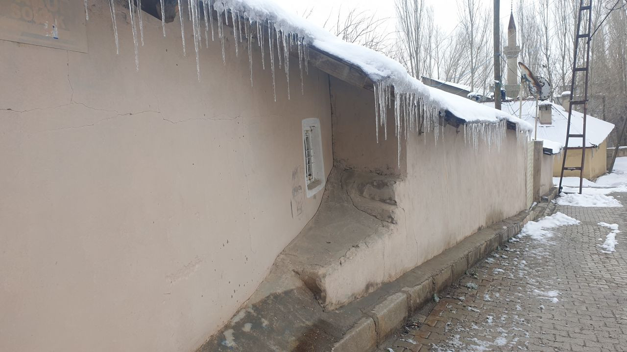Başkale’de bahar kâbusu: Sıcaklık -5’e düştü, çatılar buzla kaplandı - Sayfa 8