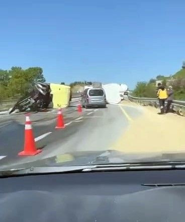 Kaynarca’da tır kazası: Silobas dorse devrildi, yemler yola saçıldı - Sayfa 4