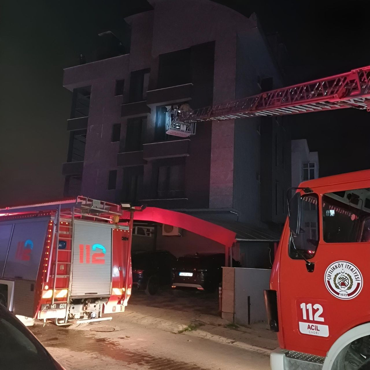 Yalova’da itfaiyenin kahramanca kurtarışı! Yangında mahsur kalan 7 kişi kurtarıldı - Sayfa 1