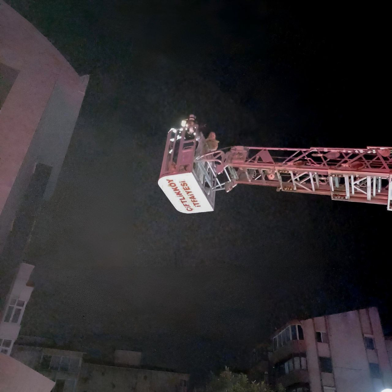 Yalova’da itfaiyenin kahramanca kurtarışı! Yangında mahsur kalan 7 kişi kurtarıldı - Sayfa 3