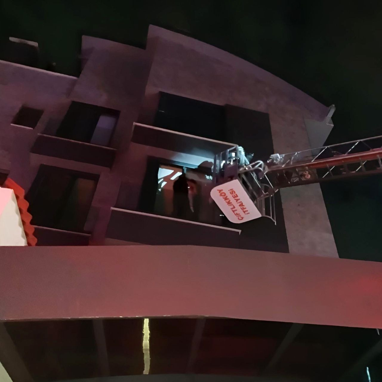 Yalova’da itfaiyenin kahramanca kurtarışı! Yangında mahsur kalan 7 kişi kurtarıldı - Sayfa 5