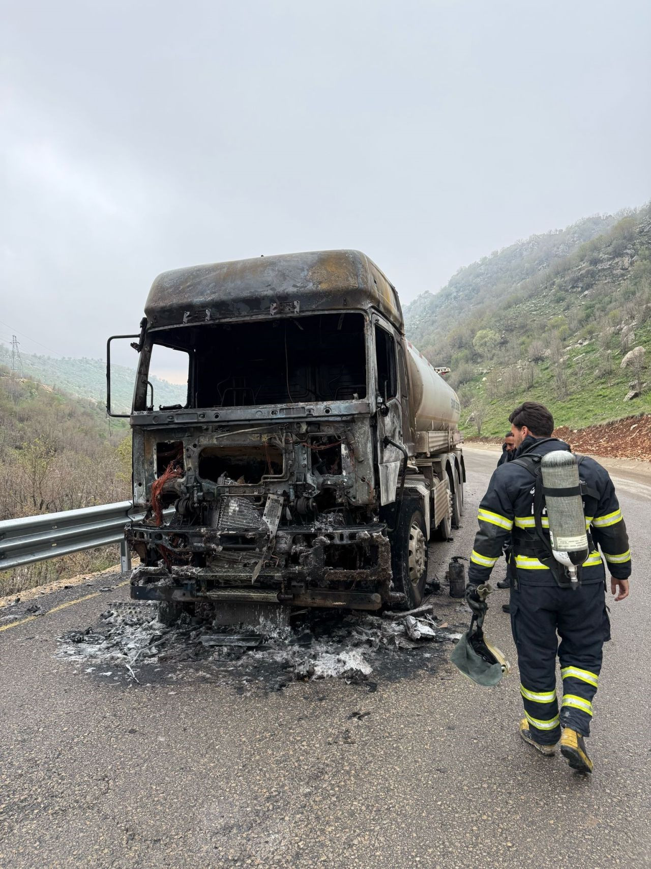 Şırnak’ta korku dolu anlar! Akaryakıt tankeri seyir halinde alevler içinde kaldı - Sayfa 1